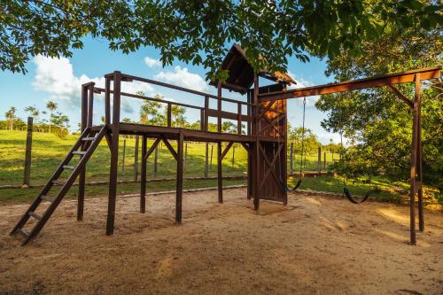 Zona de juegos infantil en Mbuni Granja de Avestruz