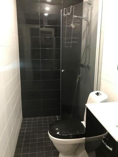 Et badeværelse på Tunnelmallinen ja kompakti kaksio