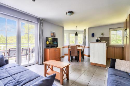 un salon avec un canapé et une cuisine avec une table dans l'établissement Résidence Belle Dune - maeva Home - Appartement 3 pièces 6 personnes - Sélection MAE-9634, à Fort-Mahon-Plage