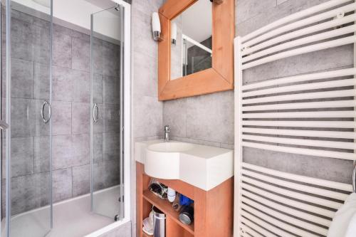 ein Badezimmer mit Waschbecken und Dusche in der Unterkunft Résidence Belle Dune - maeva Home - Appartement 3 pièces 6 personnes - Sélection MAE-9634 in Fort-Mahon-Plage