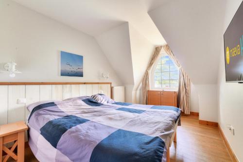 ein Schlafzimmer mit einem Bett und einem Fenster in der Unterkunft Résidence Belle Dune - maeva Home - Appartement 3 pièces 6 personnes - Sélection MAE-9634 in Fort-Mahon-Plage