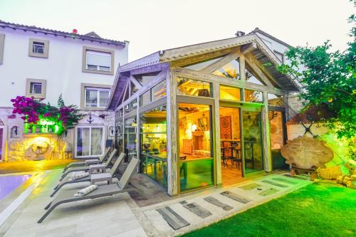 Jardín al aire libre en Rüzgargülü Otel
