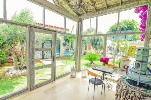 Jardín al aire libre en Rüzgargülü Otel