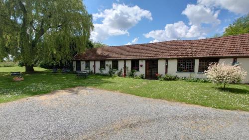a house with a gravel driveway in front of it at le marly's in Wasigny