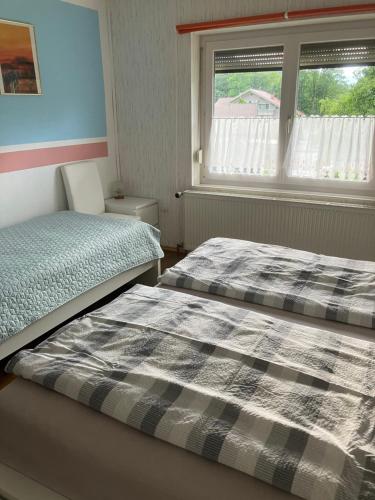 sypialnia z dwoma łóżkami i oknem w obiekcie Ferienwohnung Haus Cerny w mieście Bad Goisern