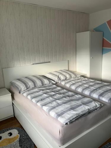 a bedroom with a bed with a white headboard at Ferienwohnung Haus Cerny in Bad Goisern