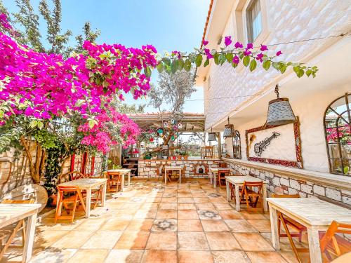 Un restaurante o sitio para comer en Rüzgargülü Otel