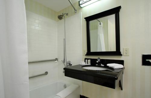 Un baño de Fairfield Inn & Suites Fresno Clovis