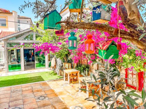 Jardín al aire libre en Rüzgargülü Otel