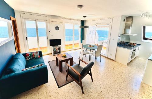 Kuchyňa alebo kuchynka v ubytovaní Charming Sea Front 3 Bedroom Apartment - incredible views!