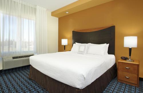 クローヴィスにあるFairfield Inn & Suites Fresno Clovisの大きなベッドと窓のあるホテルの部屋