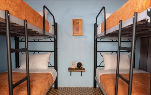 a bedroom with two bunk beds in a room at Mala Vecindad Centro Historico in Mexico City