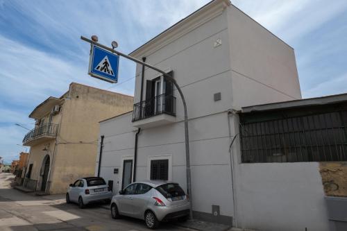 two cars parked in front of a white building at Il Castelluccio Scafati in Scafati