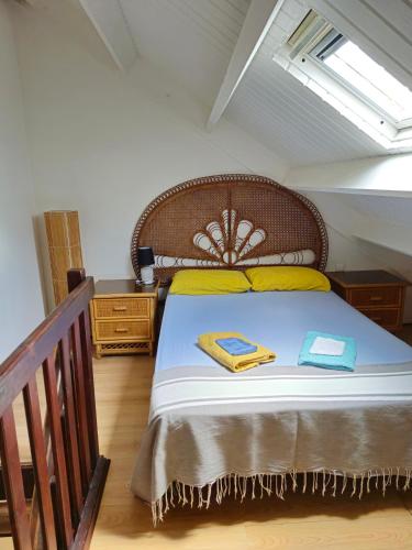 a bedroom with a large bed with a wooden headboard at Joli appartement entier sur jardin avec salle d'eau et chambre indépendantes et cuisine équipée in Marigot