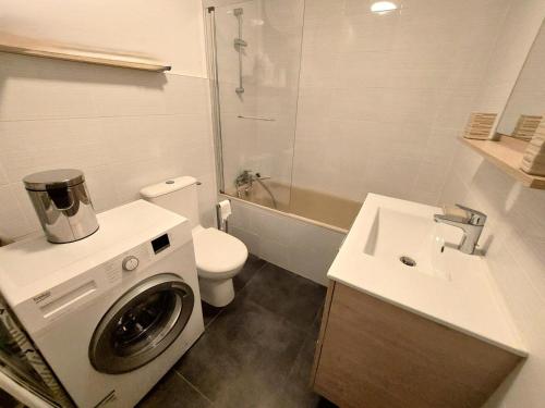 La salle de bains est pourvue d'un lave-linge et de toilettes. dans l'établissement Résidence Le Commodore - Agréable studio au coeur de la ville, quartier animé ! MAE-7864, à Aix-les-Bains