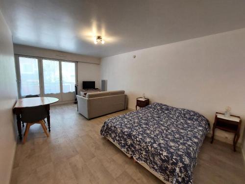 une chambre avec un lit, un bureau et une table dans l'établissement Résidence Le Commodore - Agréable studio au coeur de la ville, quartier animé ! MAE-7864, à Aix-les-Bains