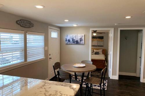 una sala da pranzo con tavolo e sedie e una camera da letto di Blue Willow a Mead