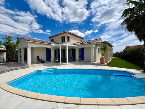 une piscine devant une maison dans l'établissement Villa Lavande, à Juvignac