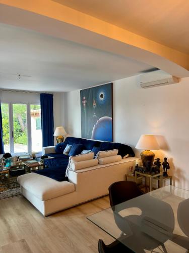 un salon avec un canapé et une table dans l'établissement Villa Lavande, à Juvignac