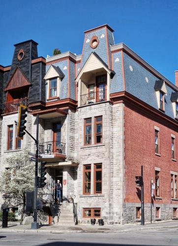 a building on the corner of a street at Auberge du Plateau in Montréal