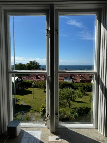 an open window with a view of the ocean at Björnnästet med havsutsikt innanför murarna in Visby
