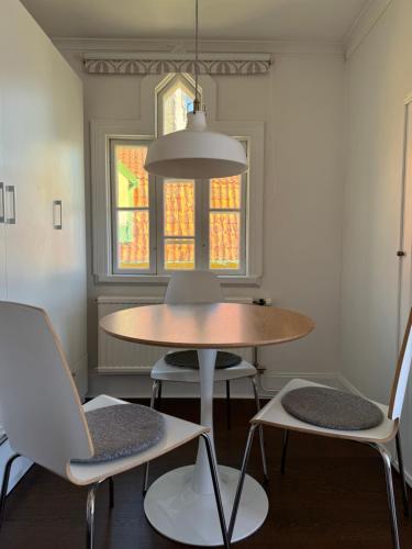 a dining room with a table and two chairs at Björnnästet med havsutsikt innanför murarna in Visby