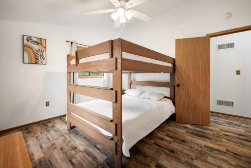 une chambre avec un lit superposé et un ventilateur de plafond dans l'établissement Chalet w Hot Tub Deck Fire Pit Wifi Resort Fun, à Hedgesville
