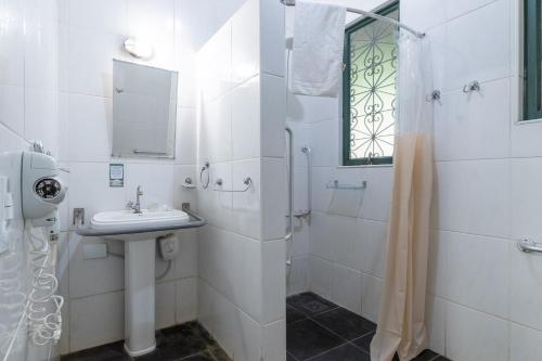 Ένα μπάνιο στο Grinbergs Village Hotel
