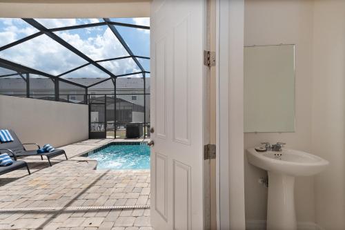 Ένα μπάνιο στο Solara Villa with Themed Rooms and Private Pool