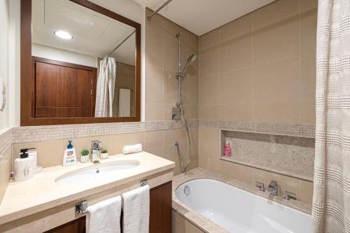 Ένα μπάνιο στο Elite Class 2BR Luxe Burj khalifa View Big living room