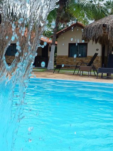 una piscina con una fuente de agua frente a una casa en Orla Nautica, en Barreirinhas