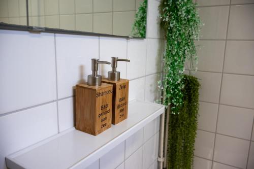 Afbeelding uit fotogalerij van Voormalige Gevangenis Cel bij B&B Gezond aan Zee - Toegang Wellnesstuin meerprijs in Ouddorp