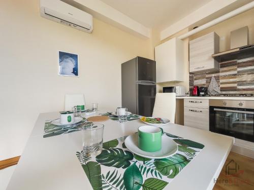 Η κουζίνα ή μικρή κουζίνα στο Garden & Sea View - Free Beach Access and Garage - WiFi