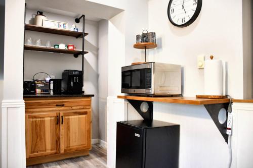 une cuisine avec un comptoir, un four micro-ondes et une horloge dans l'établissement Mount Chiquita Suite, à Estes Park