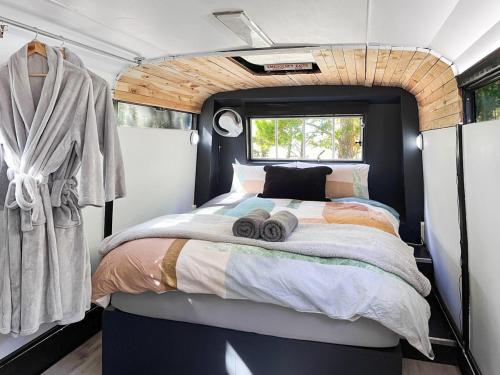 Postel nebo postele na pokoji v ubytování Bussie McBusFace, converted bus in Little River