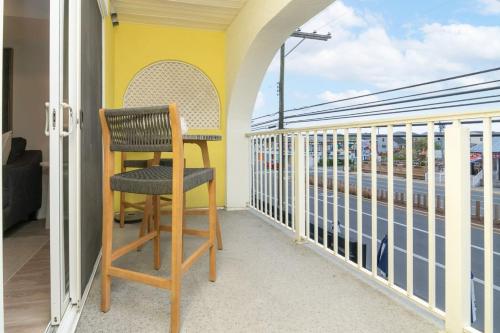 Balkoni atau teres di NEW 3BR-3BA Beach Block with Parking