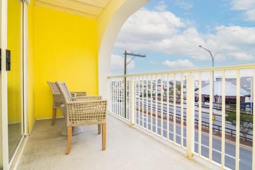 Balkoni atau teres di NEW 3BR-3BA Beach Block with Parking