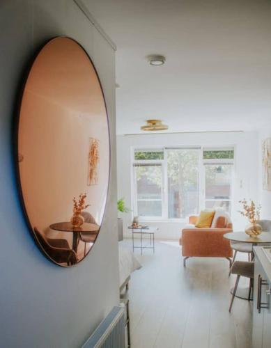 a living room with a large mirror on the wall at Luxe studiomuseumgebiedEftelingUvT in Tilburg