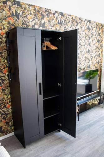 a black and white cabinet in a room with a wall at Luxe studiomuseumgebiedEftelingUvT in Tilburg