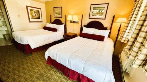 a hotel room with two beds in a room at The Maddox Inn in Chincoteague
