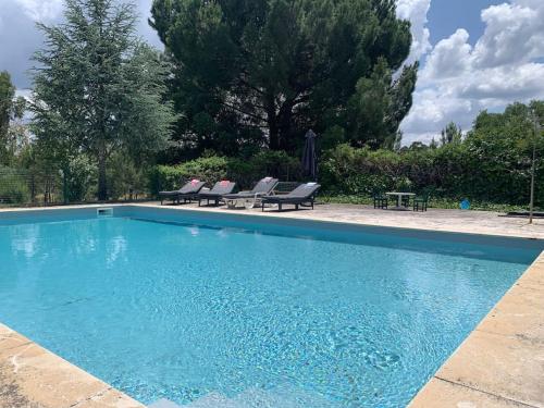 een zwembad met twee stoelen en een tafel bij The S House - Santo Estêvão in Santo Estêvão