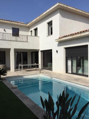 une maison avec une piscine devant dans l'établissement Superbe villa golfe st Tropez, à Sainte-Maxime