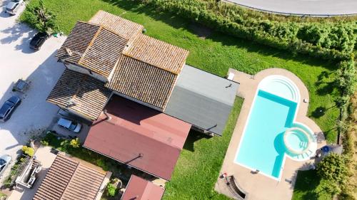 an overhead view of a house with a swimming pool at La Valle delle Favole in Ponte Pattoli