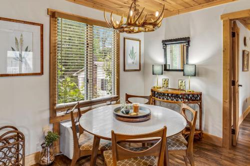 a dining room with a table and chairs at Blowing Rock Cottage in Blowing Rock