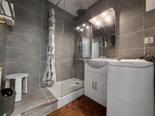 une salle de bain avec toilettes, lavabo et douche dans l'établissement Résidence Le Choiseul - Agréable logement au coeur de la ville ! MAE-7961, à Aix-les-Bains