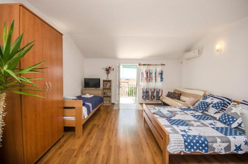 Ένα ή περισσότερα κρεβάτια σε δωμάτιο στο Apartments Family apartments Mila with pool