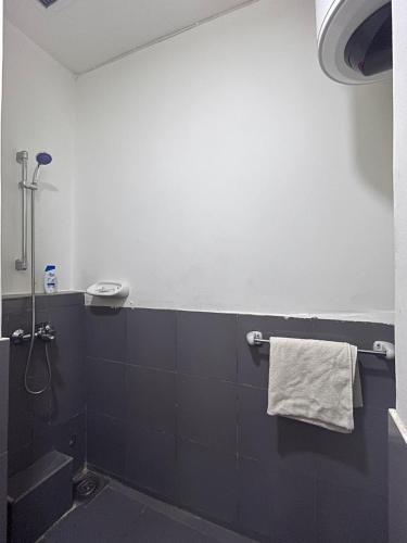 3-bedroom apartment with private garden, Sheikh Zayed City centerにあるバスルーム