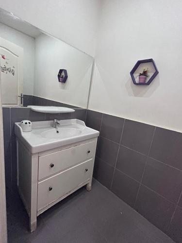 Sheikh Zayedにある3-bedroom apartment with private garden, Sheikh Zayed City centerの洗面台と鏡のあるバスルーム