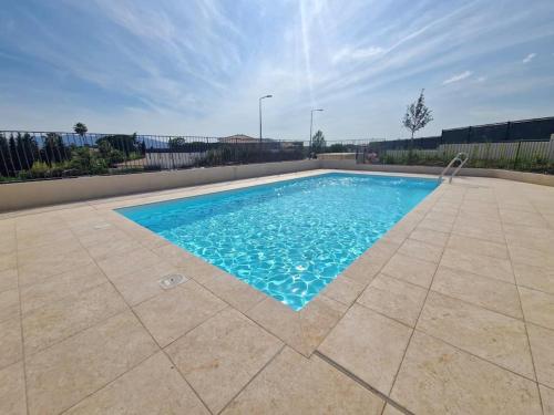 Photo de la galerie de l'établissement Appart moderne 50m2, résidence neuve, piscine, parking, à Puget-sur Argens