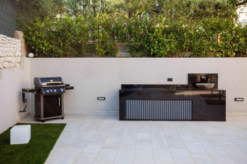 Villa Skyline- near beach and city center with heated pool